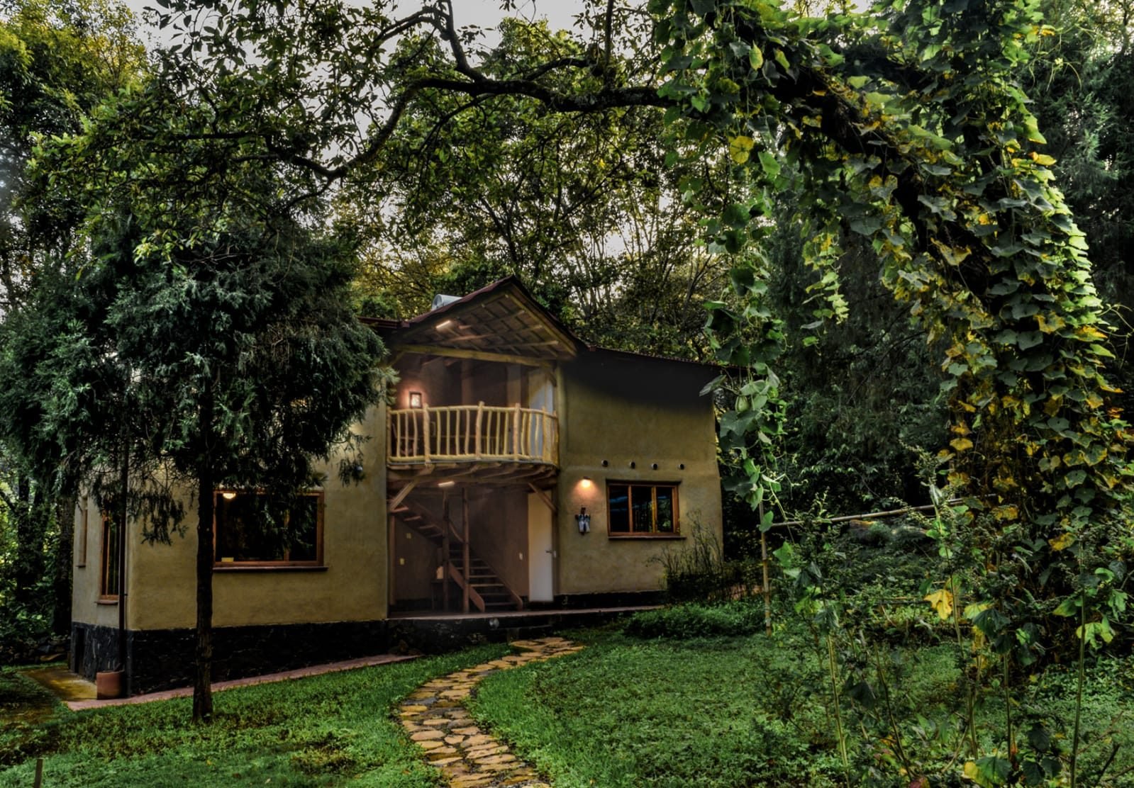 La casa principal de Puente de Paz entre las montañas
